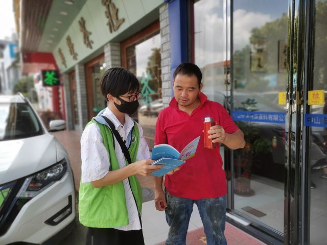 三鄉(xiāng)鎮(zhèn)開展“禁毒宣傳入商鋪，全民健康我守護”親子禁毒宣傳活動圖片4.jpg
