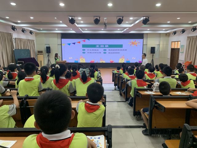 社工向同學(xué)們講解毒品知識.jpg