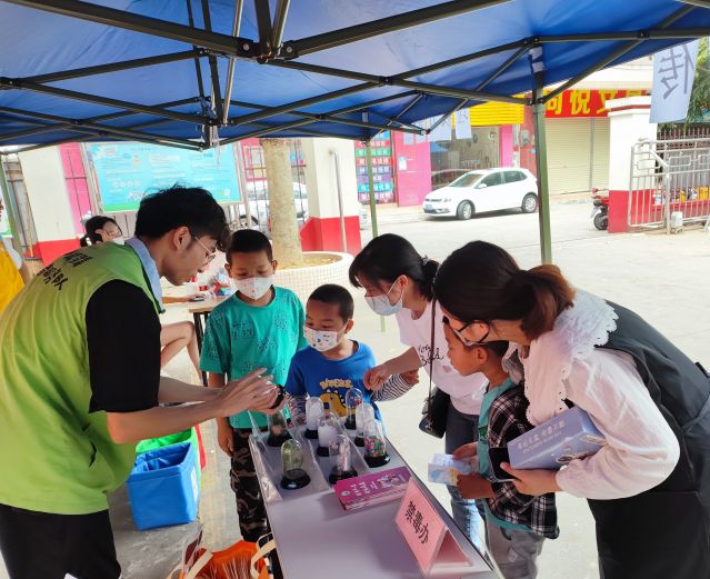 三鄉(xiāng)鎮(zhèn)開展“親子游園樂融融，大手小手齊禁毒“宣傳活動圖片3.jpg